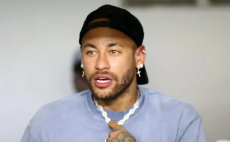 Neymar e outros quatro jogadores do Santos têm ausências confirmadas para jogo contra o Corinthians. Neymar e outros quatro jogadores do Santos têm ausências confirmadas para jogo contra o Corinthians.