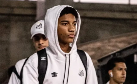 O Santos decide o destino de Robinho Jr como reserva.