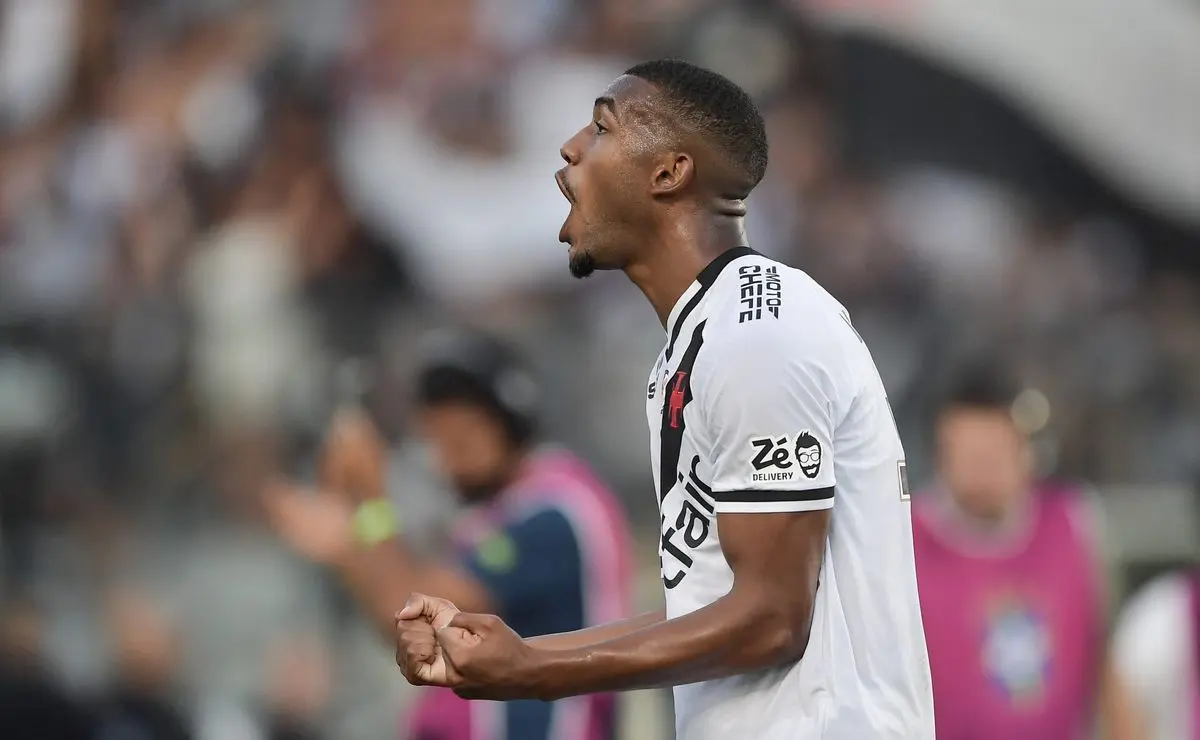 O empresário Pini Zahavi, figura proeminente no futebol, buscará propostas por Rayan em 2026