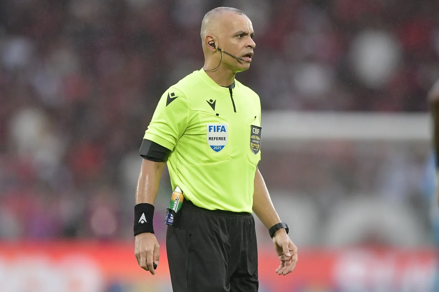 PC Oliveira discute o ponto não disputou a bola em lances contestados do Palmeiras x Flamengo PC Oliveira discute o ponto "não disputou a bola" em lances contestados do Palmeiras x Flamengo