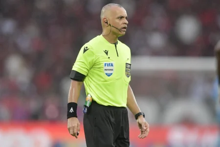 PC Oliveira discute o ponto não disputou a bola em lances contestados do Palmeiras x Flamengo PC Oliveira discute o ponto "não disputou a bola" em lances contestados do Palmeiras x Flamengo