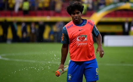 Palmeiras reage à investida do Flamengo por Endrick e celebra permanência do atacante na Europa Palmeiras reage à investida do Flamengo por Endrick e celebra permanência do atacante na Europa