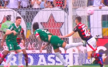 Palmeiras reclama de pênalti em Gustavo Gómez contra o Flamengo em lance aéreo no Maracanã Palmeiras reclama de pênalti em Gustavo Gómez contra o Flamengo em lance aéreo no Maracanã