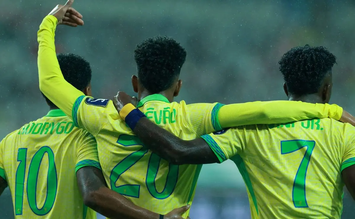 Pelé Cita Tríduo Comentando o Jogo Bonito Pelé Cita Tríduo Comentando o "Jogo Bonito"