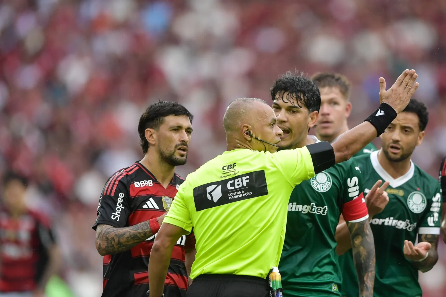 Piquerez e Gómez, do Palmeiras, Denunciados: Risco de Suspensão na Reta Final do Brasileiro Piquerez e Gómez, do Palmeiras, Denunciados: Risco de Suspensão na Reta Final do Brasileiro
