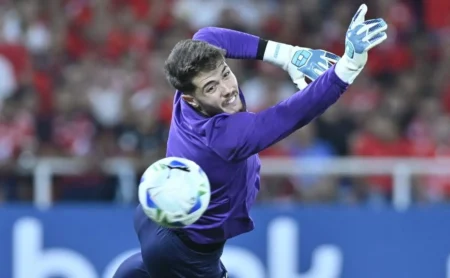 Preparador do Corinthians elogia evolução de Felipe Longo, que fará um grande jogo contra o Santos. Preparador do Corinthians elogia evolução de Felipe Longo, que fará um grande jogo contra o Santos.