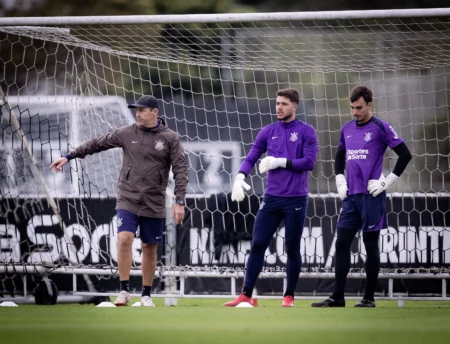Preparador do Corinthians é punido pelo STJD por xingar árbitro em clássico Preparador do Corinthians é punido pelo STJD por xingar árbitro em clássico