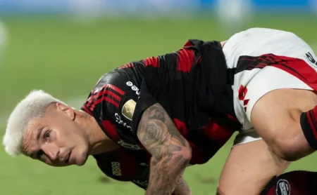 Racing Exige Pênalti por Mão de Varela e Clama Contra Arbitragem