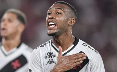 Rayan vive melhor fase no Vasco e revela impacto de Diniz: “Ele abriu minha mente”