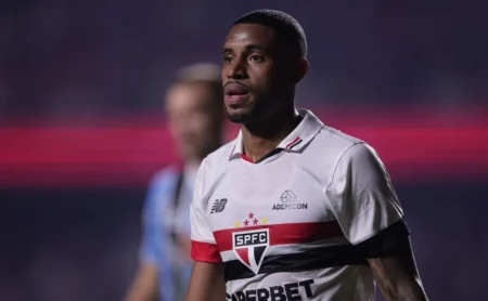 Recuperado: Luiz Gustavo pode reassumir seu posto no São Paulo, mas com um contingente de jogadores desfalques.