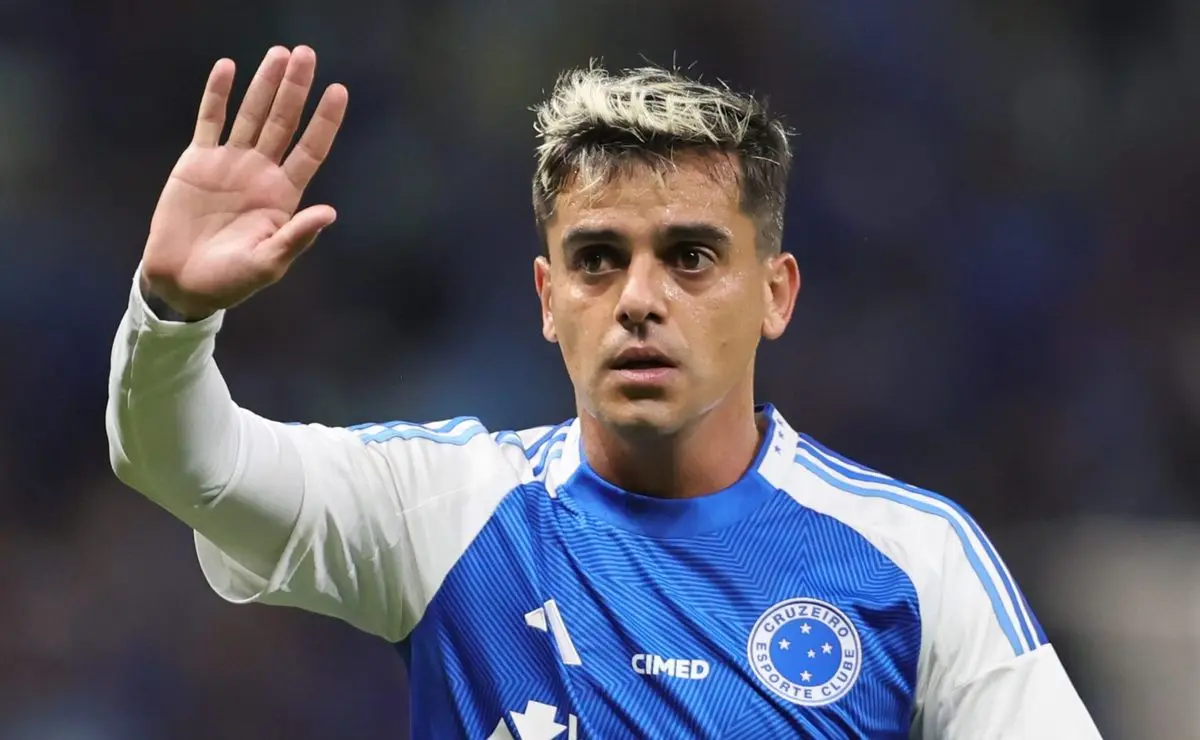 Recuperação do Fagner no Cruzeiro não evolui como esperado e jogador permanece no departamento médico.