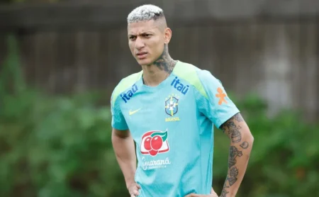 Richarlison Celebra Campeonato Olímpico com a Seleção Brasileira no Japão