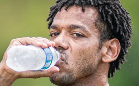 Romarinho, ex-Corinthians, rescinde com o Vitória e está livre no mercado após curta passagem de três meses.