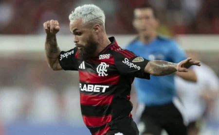 Saída de Michael pode aliviar folha do Flamengo em R$ 1,5 milhão por mês e abrir espaço no elenco Saída de Michael pode aliviar folha do Flamengo em R$ 1,5 milhão por mês e abrir espaço no elenco