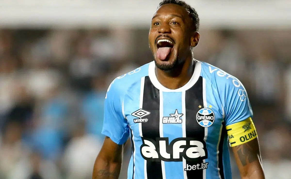 Salário elevado de Edenílson gera incerteza sobre permanência no Grêmio em 2026
