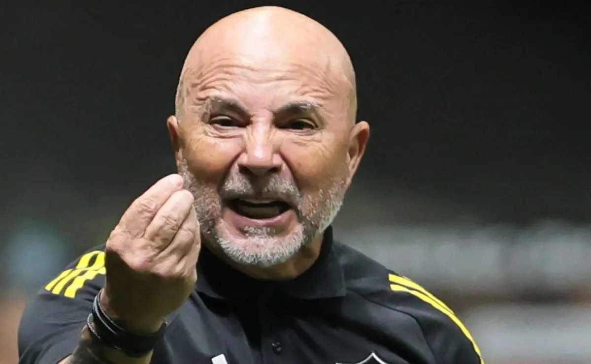 Sampaoli destaca a superioridade do Atlético e critica a retranca do Cruzeiro no Clássico.