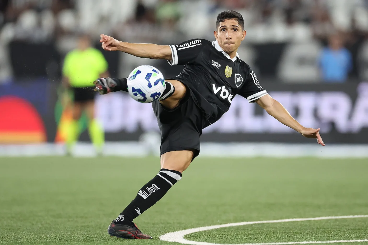 Savarino: O Ano de Menores Números do Meia do Botafogo Desde a Saída da Venezuela