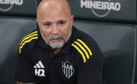 Sondagem do Atlético-MG por Júlio Fidélis pode adiar fechamento com Botafogo Sondagem do Atlético-MG por Júlio Fidélis pode adiar fechamento com Botafogo
