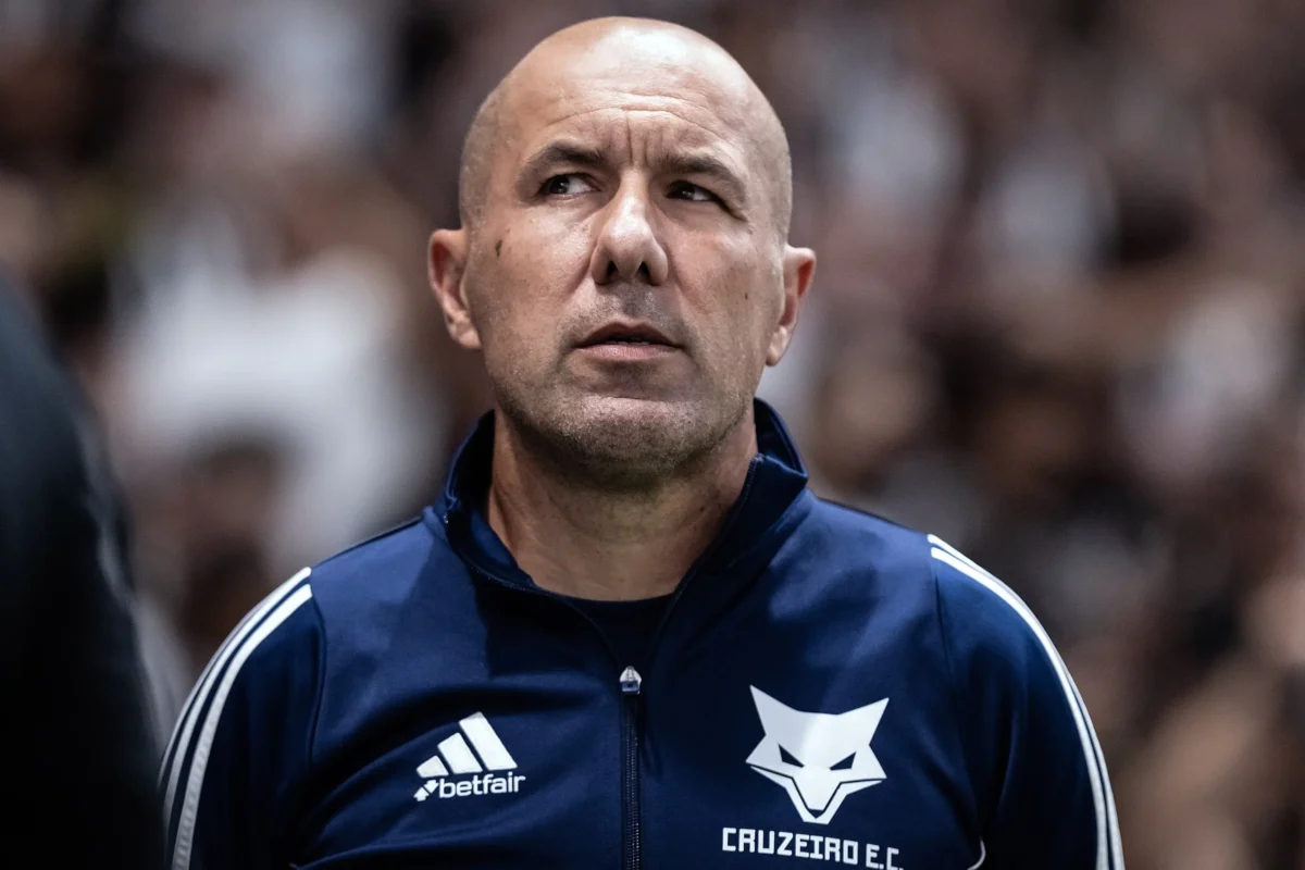 Técnico do Cruzeiro afirma que árbitro do clássico é despreparado: Puxou quatro amarelos e só acertou um Técnico do Cruzeiro afirma que árbitro do clássico é despreparado: "Puxou quatro amarelos e só acertou um"