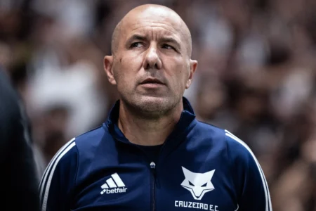 Técnico do Cruzeiro afirma que árbitro do clássico é despreparado: Puxou quatro amarelos e só acertou um Técnico do Cruzeiro afirma que árbitro do clássico é despreparado: "Puxou quatro amarelos e só acertou um"