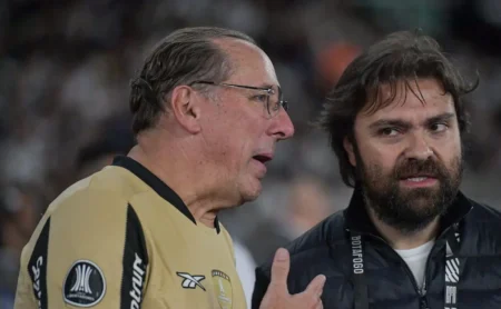 Textor planeja 2026 e Artur lidera lista de negociáveis do Botafogo Textor planeja 2026 e Artur lidera lista de negociáveis do Botafogo