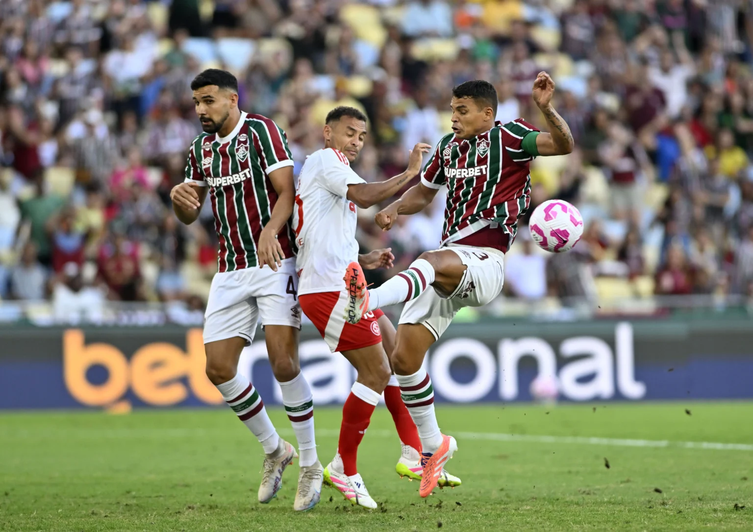 Thiago Silva alerta o Fluminense contra vaias e elogia elenco: Jogo coletivo f… Thiago Silva alerta o Fluminense contra vaias e elogia elenco: "Jogo coletivo f..."