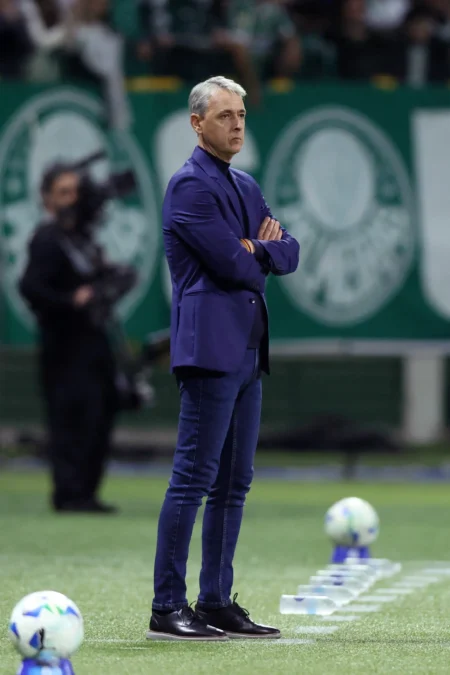 Tiago Nunes aponta gramado do Allianz Parque como dificuldade para a LDU: Parece pátio de colégio Tiago Nunes aponta gramado do Allianz Parque como dificuldade para a LDU: "Parece pátio de colégio"