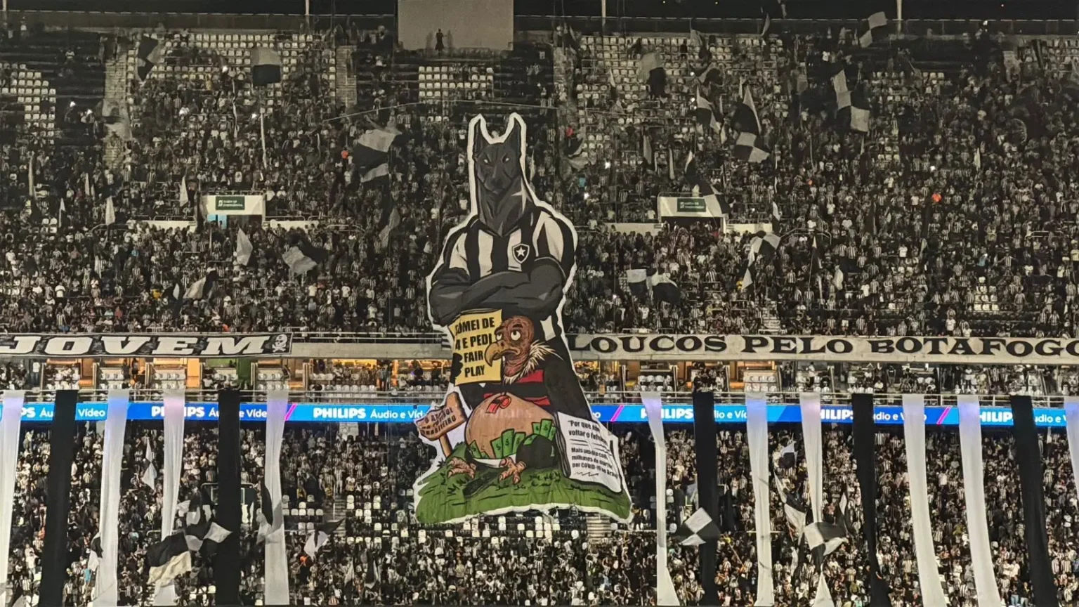 Torcida do Botafogo desafia o Flamengo com provocação em bandeirão: "Tomei de 4 e pedi fair play"