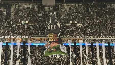 Torcida do Botafogo desafia o Flamengo com provocação em bandeirão: "Tomei de 4 e pedi fair play"