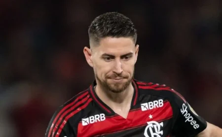 Torcida do Flamengo critica Jorginho e Saúl no primeiro tempo contra o Fortaleza