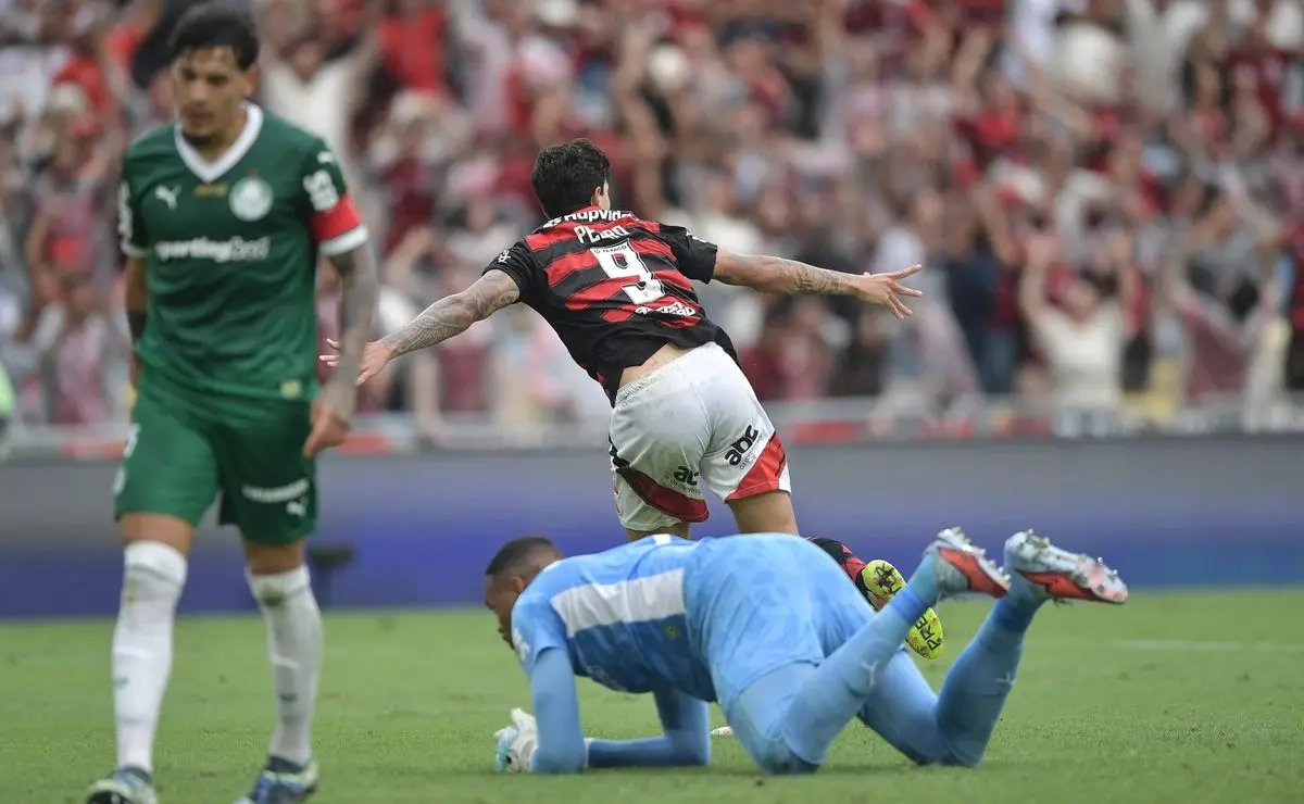 Torcida do Flamengo se rende a Pedro após show contra o Palmeiras: “Seleção Brasileira é ele e mais 10”