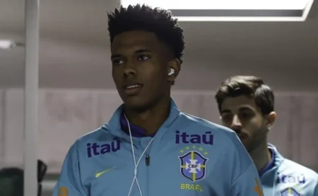 Torcida do Palmeiras critica Ancelotti por demora em colocar Estêvão em campo Torcida do Palmeiras critica Ancelotti por demora em colocar Estêvão em campo