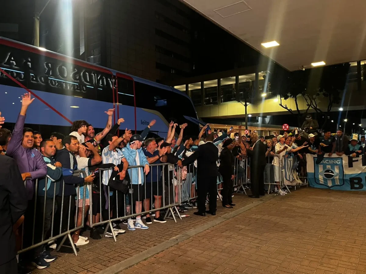 Torcida do Racing Domina Hotel na Chegada ao Rio para Semifinal Contra o Flamengo