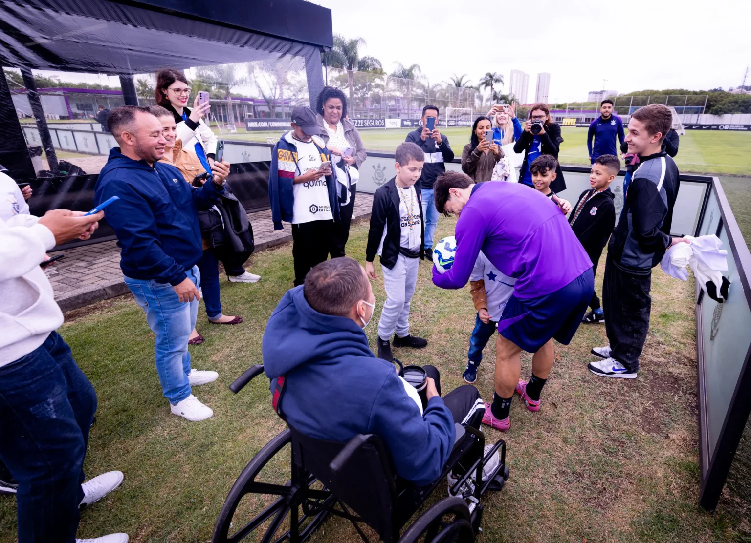 Treino do Corinthians: time faz exercícios técnicos e recebe crianças de ONG Treino do Corinthians: time faz exercícios técnicos e recebe crianças de ONG