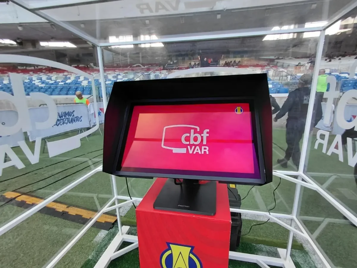 VAR em cartões amarelos e contagem de laterais: pauta de reunião VAR em cartões amarelos e contagem de laterais: pauta de reunião