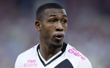 Vasco intensifica esforços por Rayan e busca renovação contratual para barrar Europa Vasco intensifica esforços por Rayan e busca renovação contratual para barrar Europa