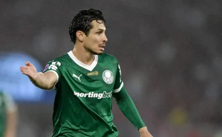 Veiga é titular contra LDU, mas sua performance gera críticas dos torcedores Veiga é titular contra LDU, mas sua performance gera críticas dos torcedores