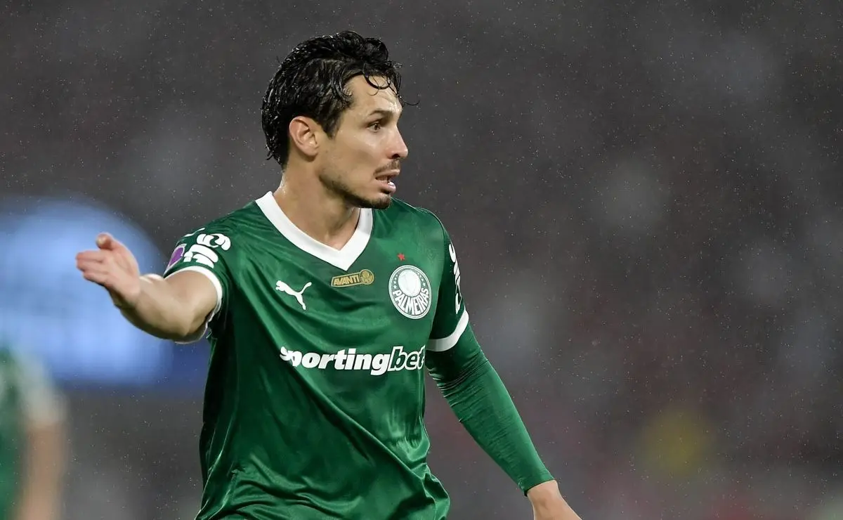 Veiga é titular contra LDU, mas sua performance gera críticas dos torcedores