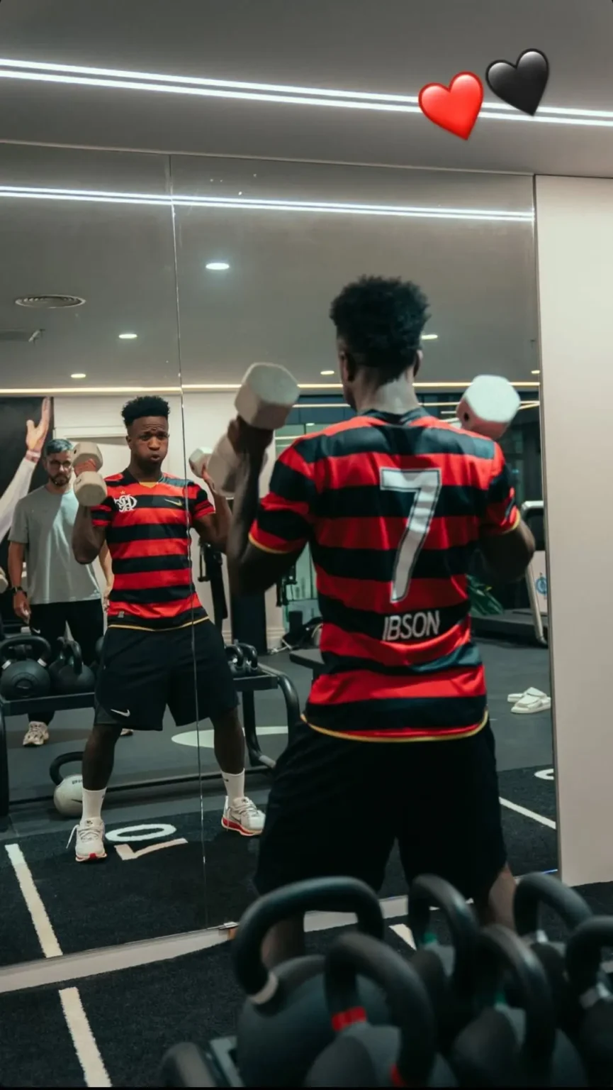 Vini Jr. exibe com orgulho camisa do Flamengo de Ibson Vini Jr. exibe com orgulho camisa do Flamengo de Ibson