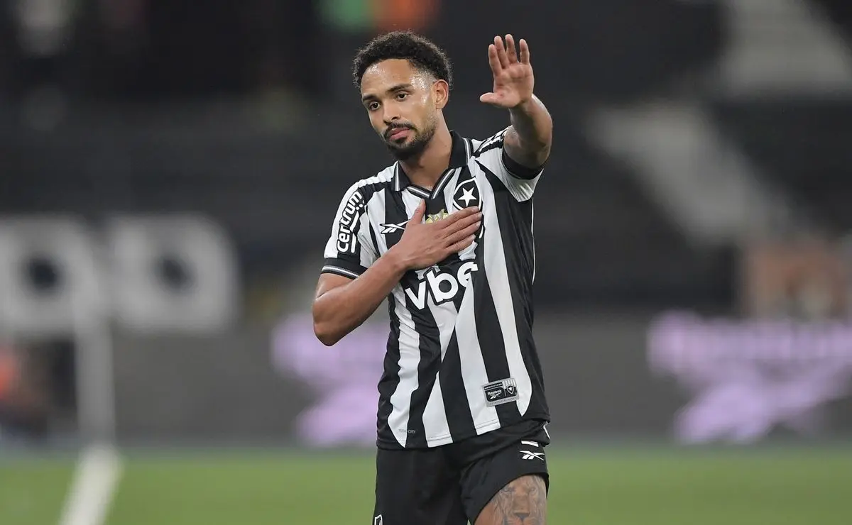 Vitinho, do Botafogo, vence disputa e deve ser titular novamente na Seleção Brasileira