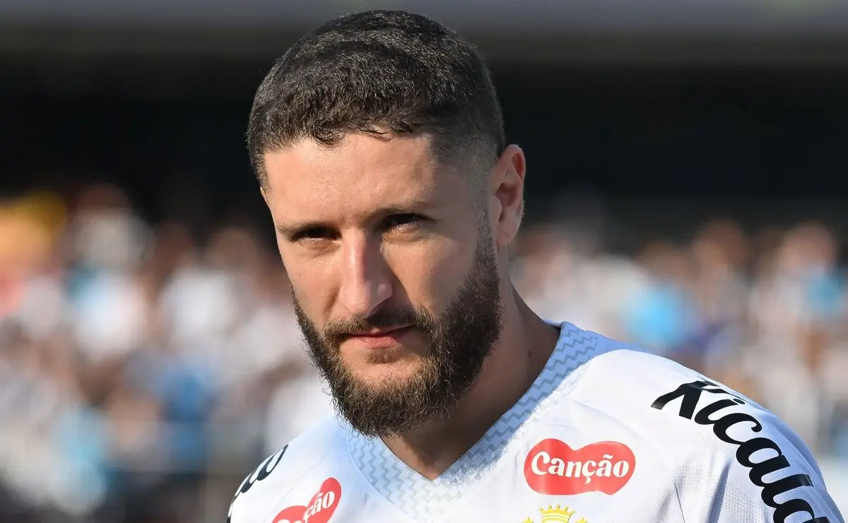 Vojvoda realiza testes com Schmidt e Willian Arão no Santos, ameaçando a vaga de Zé Rafael