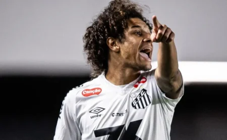 Willian Arão agrada na estreia como titular e se consolida no meio-campo Willian Arão agrada na estreia como titular e se consolida no meio-campo