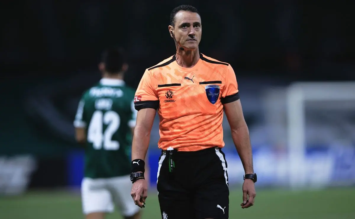 Wilmar Roldán é alvo de críticas por decisões na partida entre Palmeiras e LDU pela Libertadores Wilmar Roldán é alvo de críticas por decisões na partida entre Palmeiras e LDU pela Libertadores