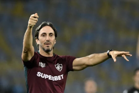Zubeldía destaca triunfo do Fluminense e esclarece substituição de Hércules: "Sentiu dor na posterior"