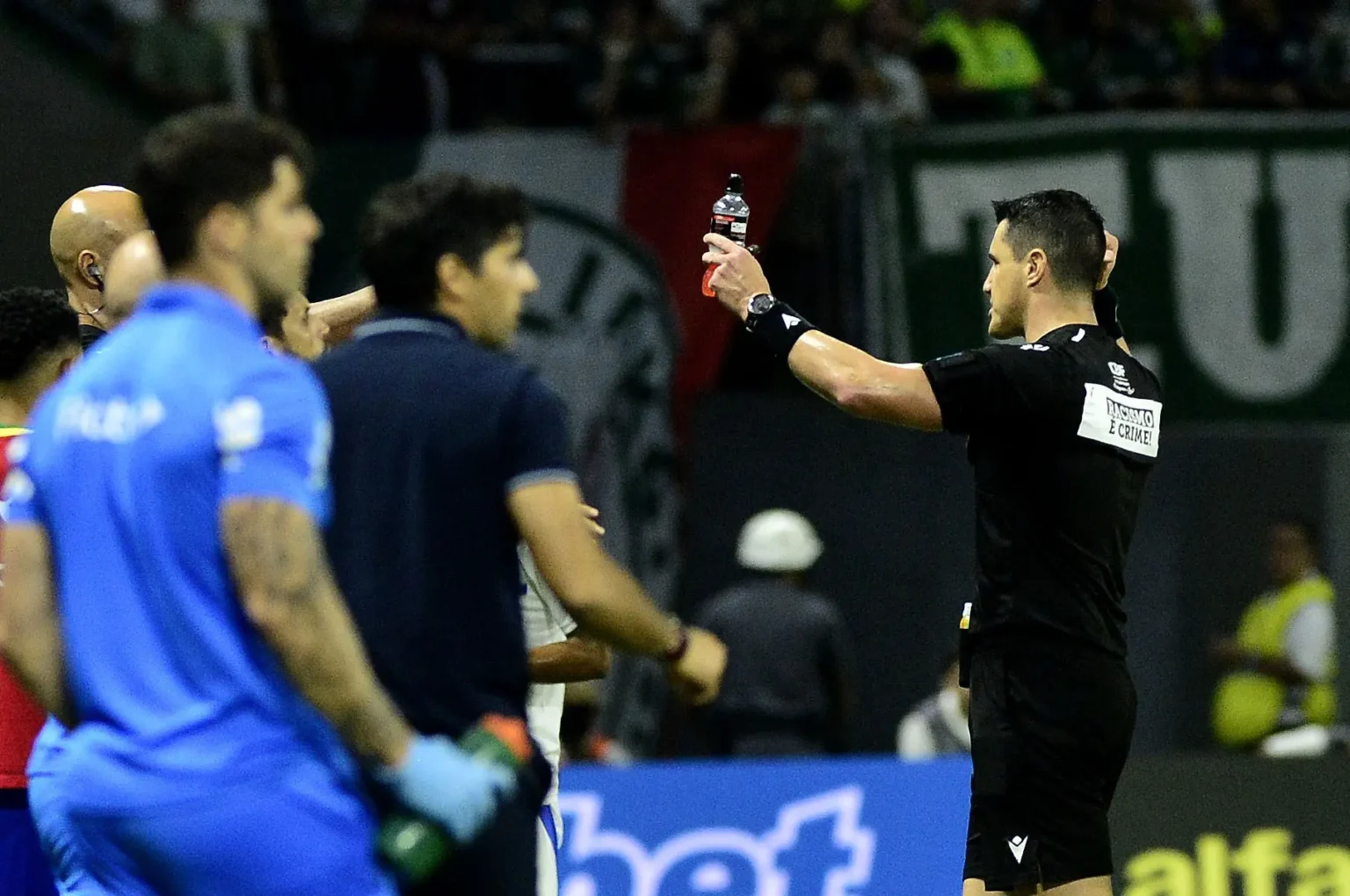 Árbitro registra arremesso de garrafa em Cássio; Palmeiras arrisca perda de até 10 mandos