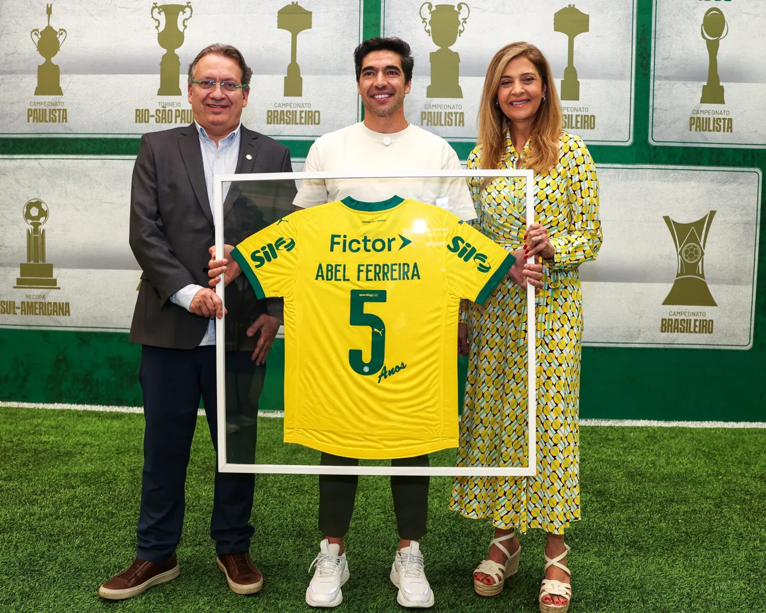 Abel Ferreira celebra cinco anos no Palmeiras com declaração: "É uma honra e um privilégio"