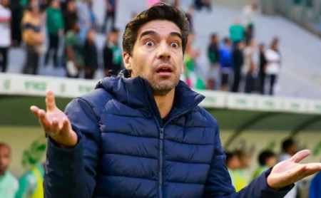 Abel Ferreira ironiza rivalidade Flamengo x Palmeiras: "Vocês estariam a trucidar-me"