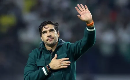 Abel Ferreira mantém-se no Palmeiras e recusa proposta do Wolverhampton Abel Ferreira mantém-se no Palmeiras e recusa proposta do Wolverhampton