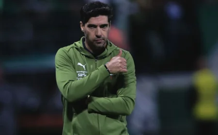 Abel Ferreira se magoa com torcida do Palmeiras e ouve conselho de ex-presidente: "Virar a página"