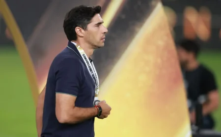 Abel Ferreira segue no Palmeiras: Leila Pereira banca permanência após crise e perda do título